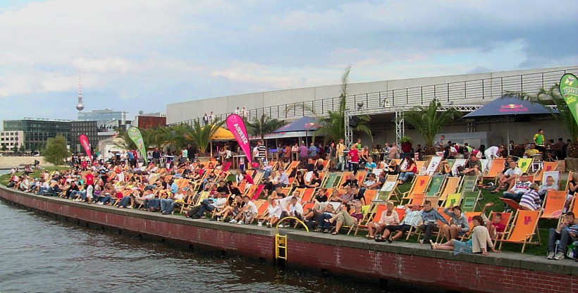 Strandbar am Spreeufer an der Gustav-Heinemann-Br�cke.