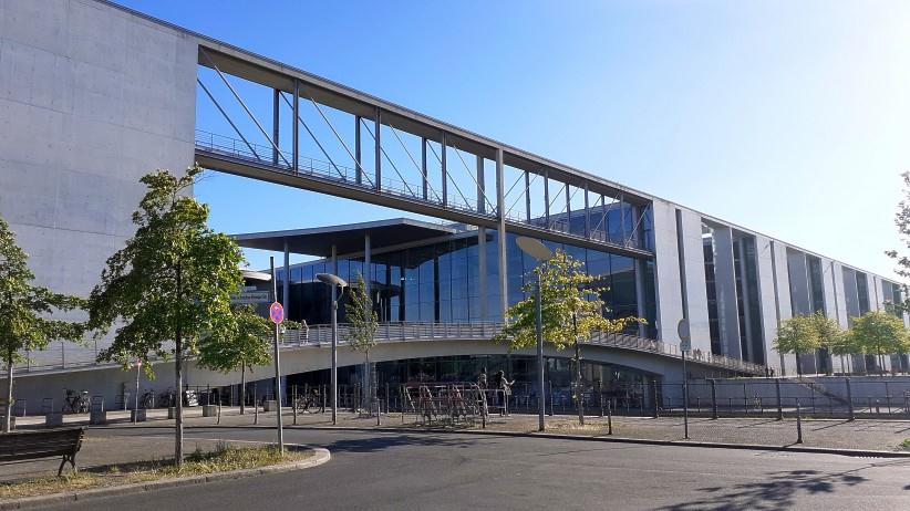 Die Bogenbr�cke f�hrt vom "Marie-Elisabeth-L�ders-Haus" bis zum "Paul-L�be-Haus".