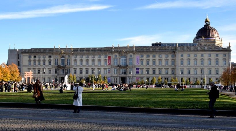 Berliner Stadtschloss mit barocken Balustraden Skulpturen - Okt. 2025.