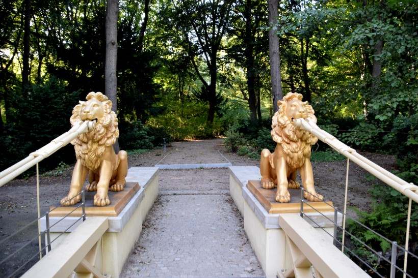 L�wen-H�ngebr�cke im Gro�en Tiergarten von Berlin.