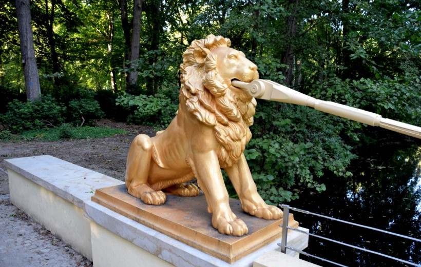 Goldener L�we an der H�ngebr�cke im Gro�en Tiergarten Berlin. 