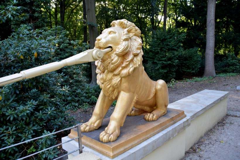 Goldener L�we an der H�ngebr�cke im Gro�en Tiergarten Berlin.