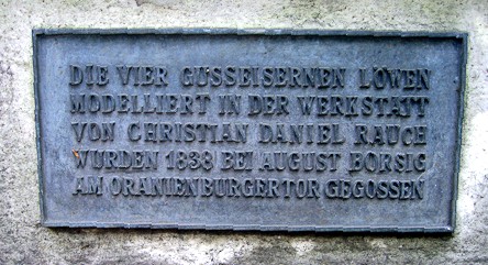 Hinweistafel an der L�wen-H�ngebr�cke im Gro�en Tiergarten.