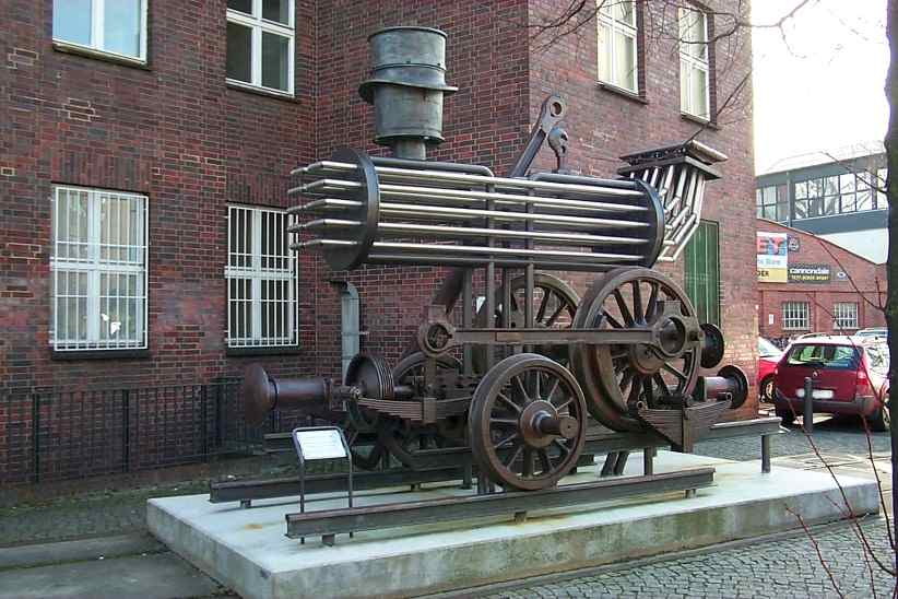 LOK 2000 Kunstgebilde hinter dem historischen Borsigtor.