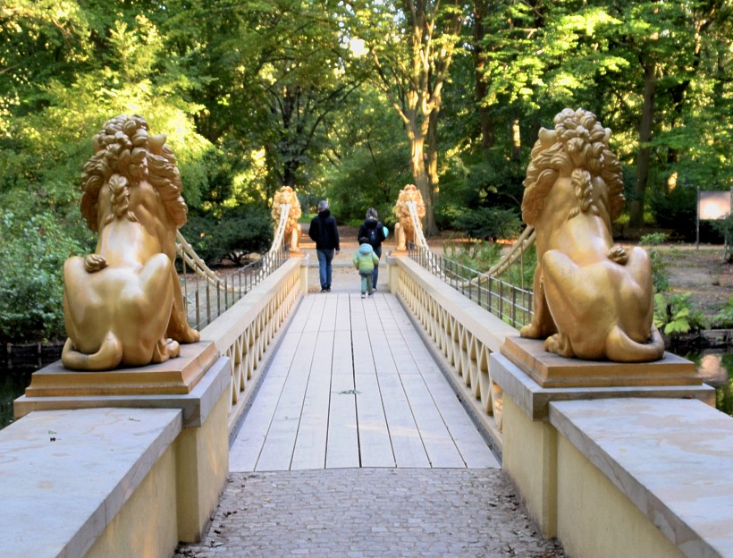 Die heutige - 2025 - L�wenbr�cke im Gro�en Tiergarten.