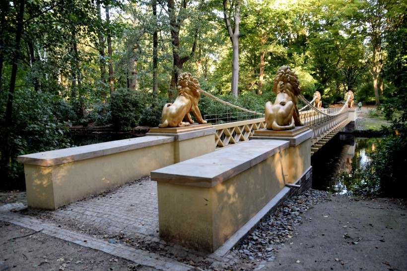 Die neue restaurierte Fu�g�nger-H�ngebr�cke mit vergoldeten L�wen im Gro�en Tiergarten Berlin.