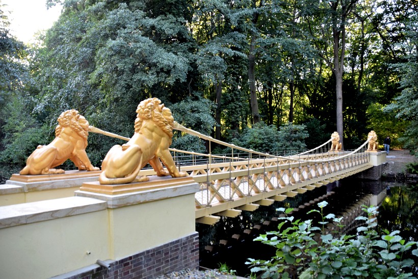Die neue restaurierte Fu�g�nger-H�ngebr�cke mit vergoldeten L�wen im Gro�en Tiergarten Berlin.