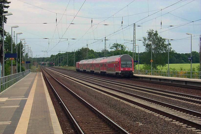 Schienengleise mit Regio-Zug am Bahnhod Luckau-Uckro.