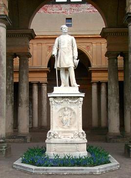 Standbild Friedrich Wilhelm IV. vor dem Orangerieschloss
