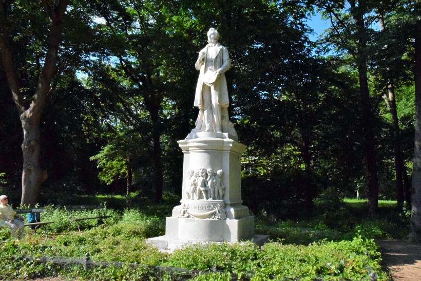 Standbild von Gustav Albert Lortzing (* 1801; � 1851) im Gro�en Tiergarten,