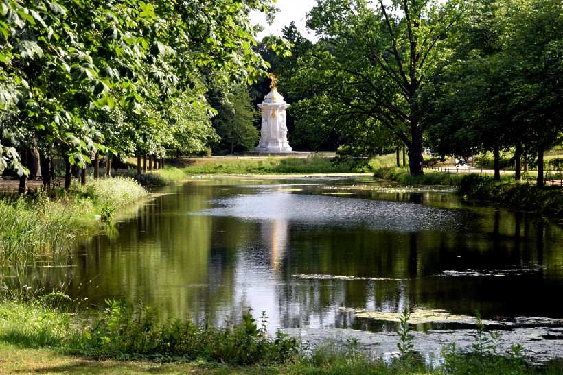Musikermonument vor dem Venusbassin (Goldfischteich) im Tiergarten.