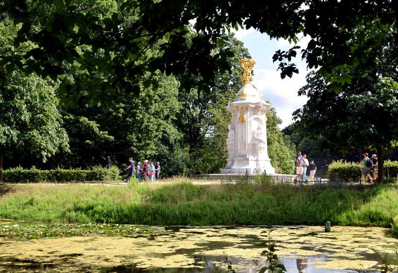 Musikermonument vor dem Venusbassin (Goldfischteich) im Tiergarten.