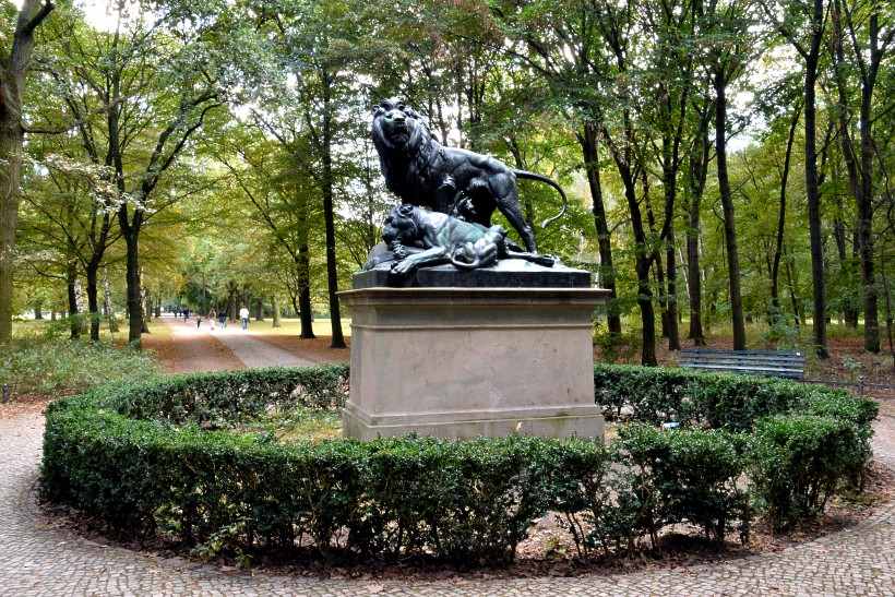 Die 2013 restaurierte Bronzeplastik "L�wengruppe" aus dem Jahr 1874.