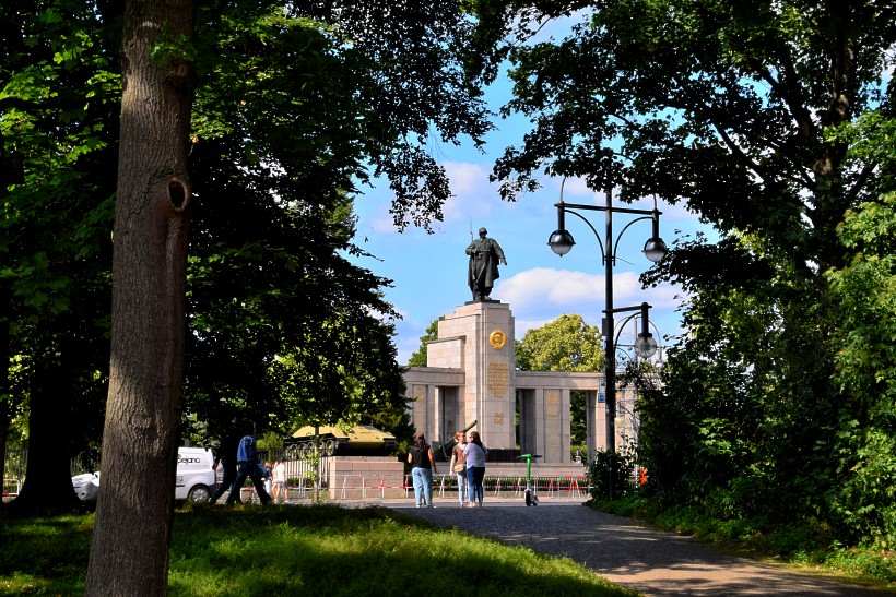 Der Tiergartenblick zum Sowjetischen Ehrenmal an der Stra�e des 17. Juni.