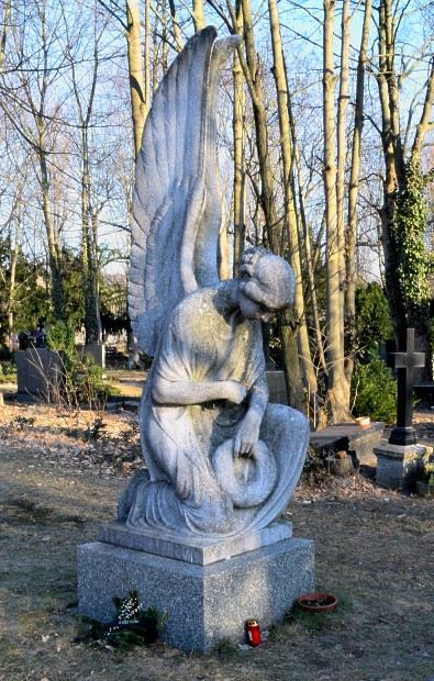 Engel (links) am Weg auf dem Alten Domfriedhof St. Hedwig.