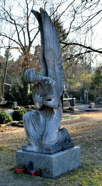Engel (rechts) am Weg auf dem Alten Domfriedhof St. Hedwig.