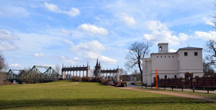 Glienicker Brcke mit der Villa Schningen in Potsdam.