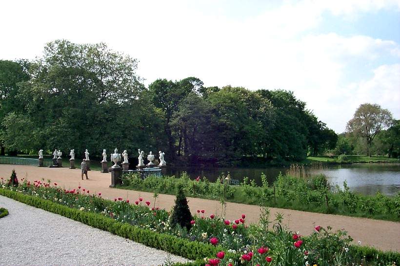 Am Karpfenteich von Schloss Charlottenburg.