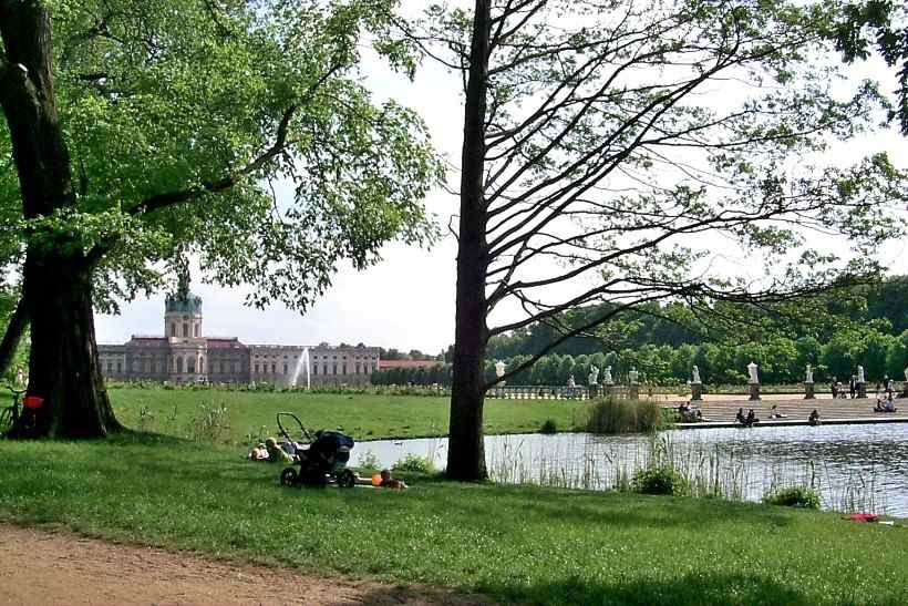 Blick ber den Karpfenteich zum Schloss Charlottenburg.