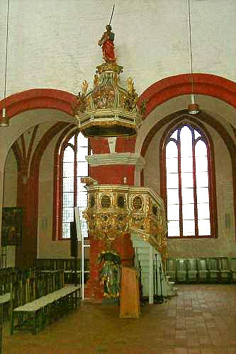 Die Kanzel im Kirchenschiff St. Peter und Paul