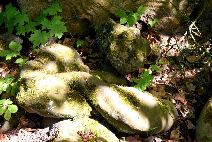 Namenlose antike Figuren im Schlosspark Glienicke.