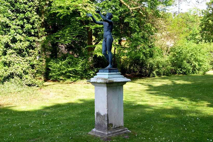 Betender Knabe im Casino-Garten Glienicke.