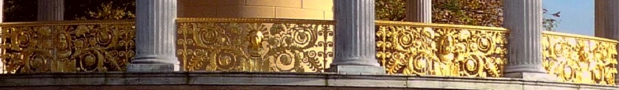 Die Br�stungsgitter haben als �u�eres Mittelmotiv im Wechsel einen Juno- und einen Jupiterkopf.