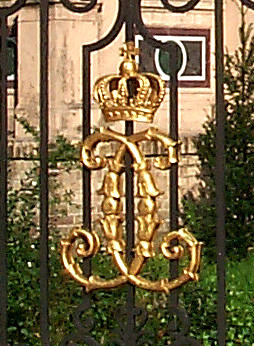 Die goldfarbenen C-Lettern des Haupttores Schloss Glienicke.