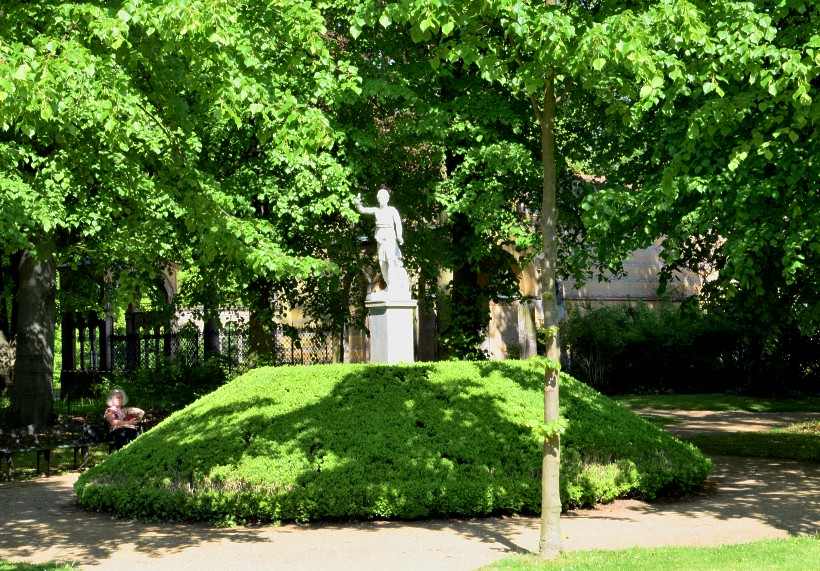 Diana- oder Pliniusbeet vor der Ostseite des Casinos in Glienicke.