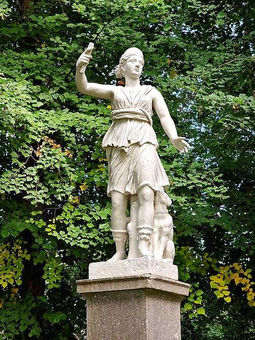 Diana vor der Ostseite des Casinos in Glienicke.