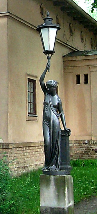 Einladende Lampenskulptur hinter dem Greifentor am Pf�rtnerhaus.