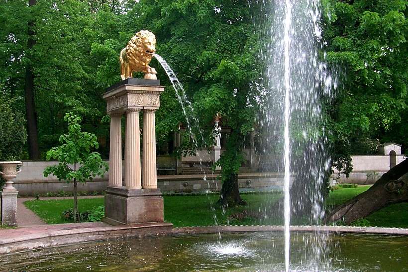 L�wenbrunnen mit Sicht zum Stibadium im Pleasureground. 