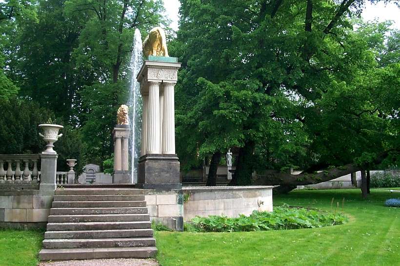 L�wenbrunnen mit Sicht zum Stibadium im Pleasureground. 