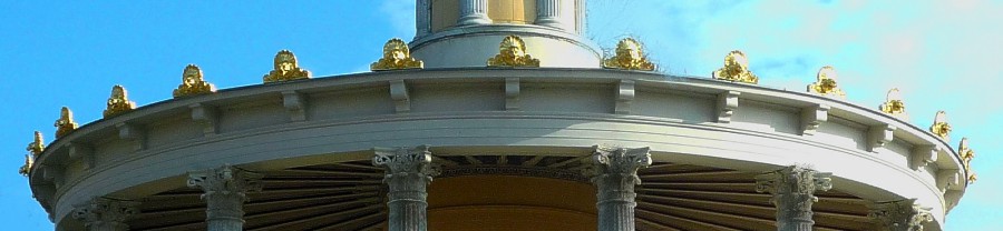 L�wenk�pfe auf dem Dach der Gro�en Neugierde in Glienicke.