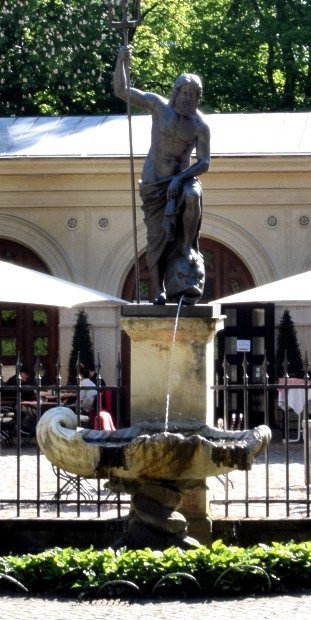 Neptun-Muschelbrunnen vor der Remise im Schlosspark Glienicke.