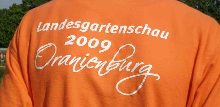Ein freundlicher Mitarbeiter "borgte" uns seinen breiten Rücken - Mai 2009.