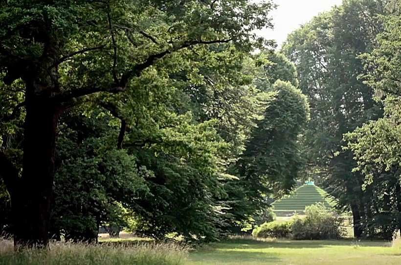 Der Blick durch den Park Branitz zur stufenförmigen Landpyramide.