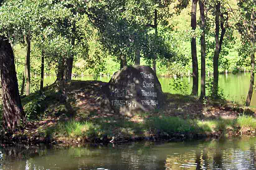Grabstein für Fürstin Lucie und Fürst von Pückler - Seepyramide, Park Branitz.