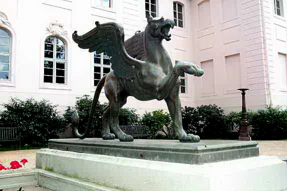 Greif auf der Freitreppe am Schloss.