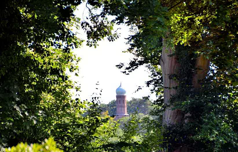 Tunnelblick von der Pfaueninsel, der Kirchturm von St. Peter und Paul - Nikolskoe.