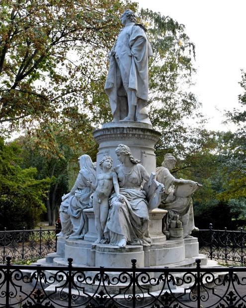 F�r die lyrische Dichtkunst eine Muse mit Leier.