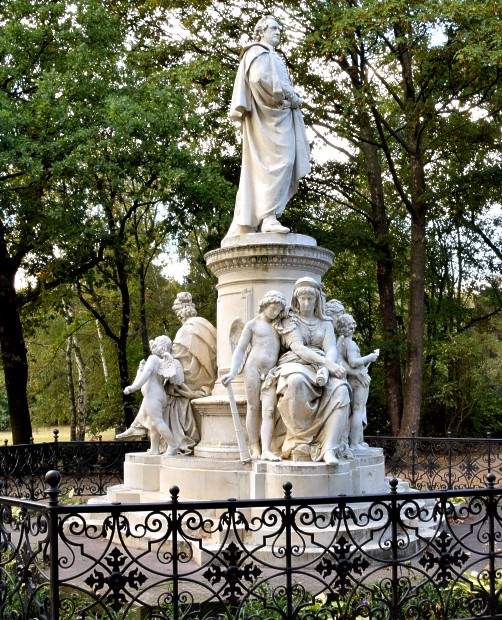 F�r die dramatische Dichtkunst eine sitzende Frauengestalt.