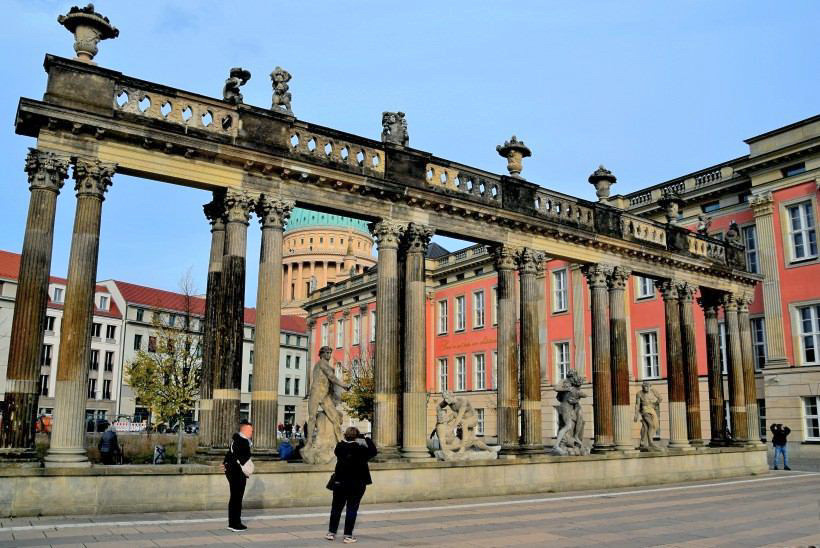Weitere Ringerskulpturen wurden in der Kolonnade aufgestellt
