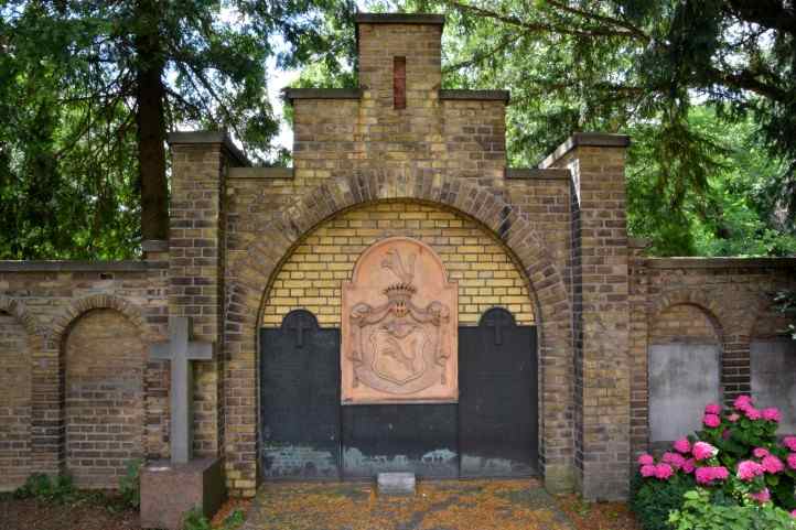 Familiengruft derer von Voss auf dem Friedhof der Schlosskirche Buch.