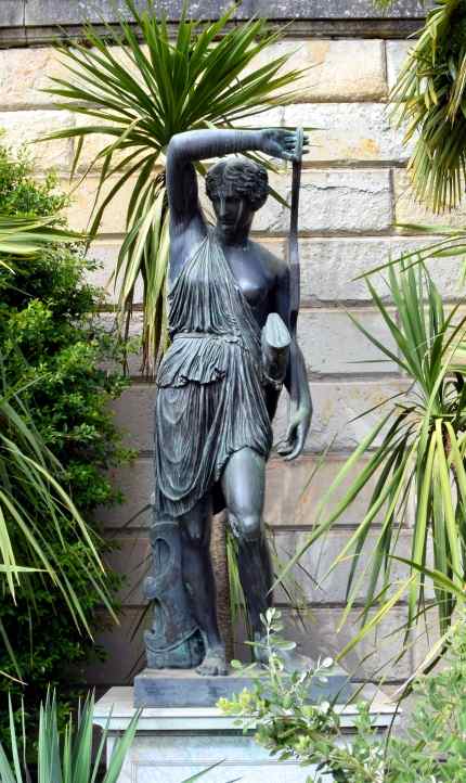 Bronzeskulptur vor Futtermauer - Sizilianischer Garten - Sanssouci.