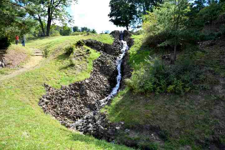 Der Wilhelmwasserfall im Park Babelsberg.