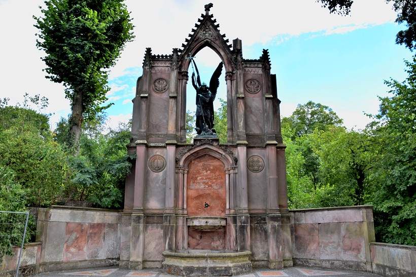 Michaelsbrunnen, Erzengel Michael im Kampf mit dem Drachen.