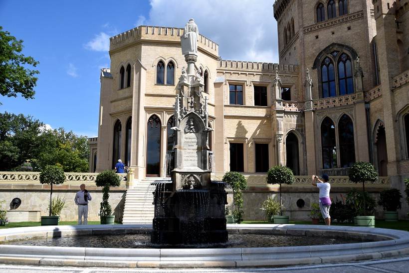 Porzellan Terrasse mit dem "St�dte-Brunnen" von 1863 und L�wenkopfbrunnen.
