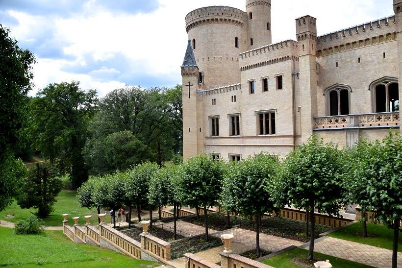 Die r�ckw�rtige Ansicht zum Schloss mit der "Voltaireterrasse".