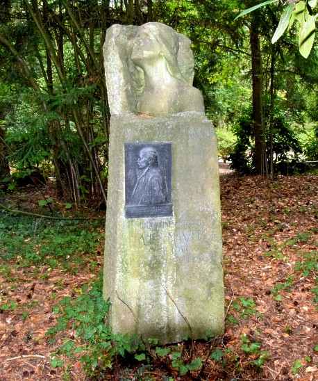 Grabsttte des Bildhauers Karl Ludwig Manzel im Sdwestkirchof Stahnsdorf.